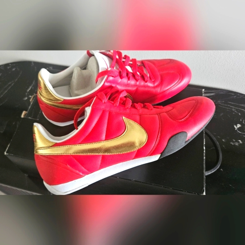 Nike SPRINT SISTER Metalic Gold and Red Leather Sneakers (SIZE 7)